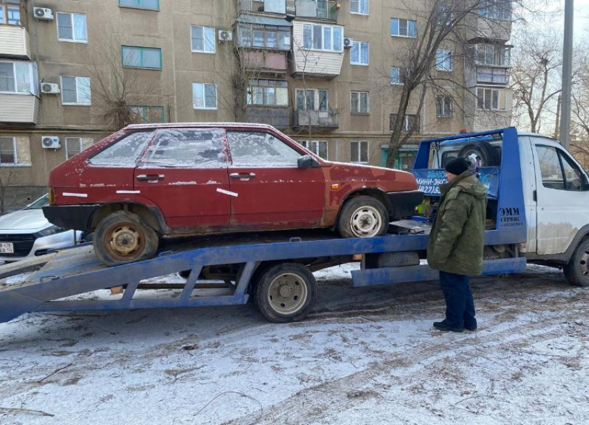 В Волжском начали эвакуировать бесхозные автомобили