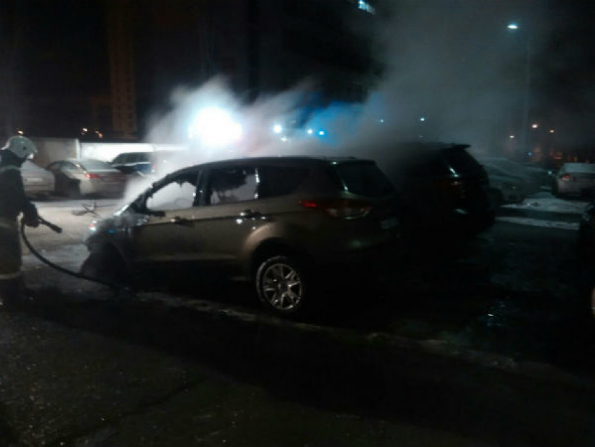 В центре Волгограда злоумышленники сожгли две дорогостоящие иномарки