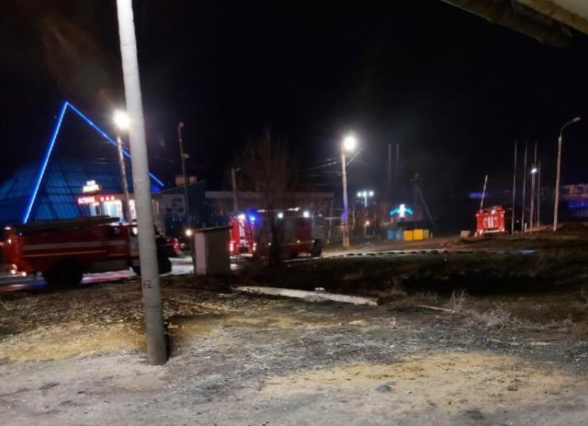 Две «скорых» и пожарная: экстренные службы столпились у аквапарка в Волжском из-за огня