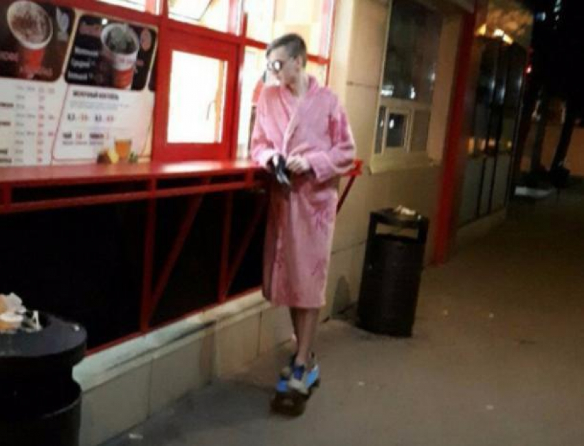 "Мамкин модник» в розовом халате и на скейте спалился в Волжском