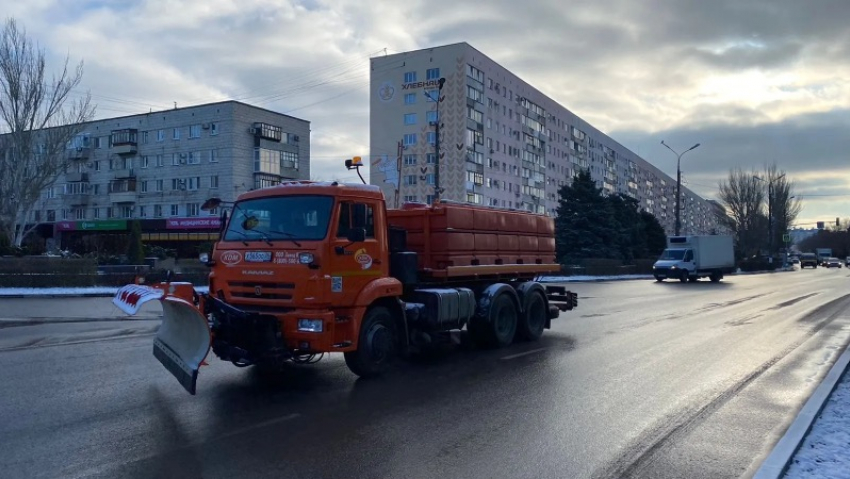 В Волжском обработаны ключевые улицы и путепроводы для предотвращения гололеда