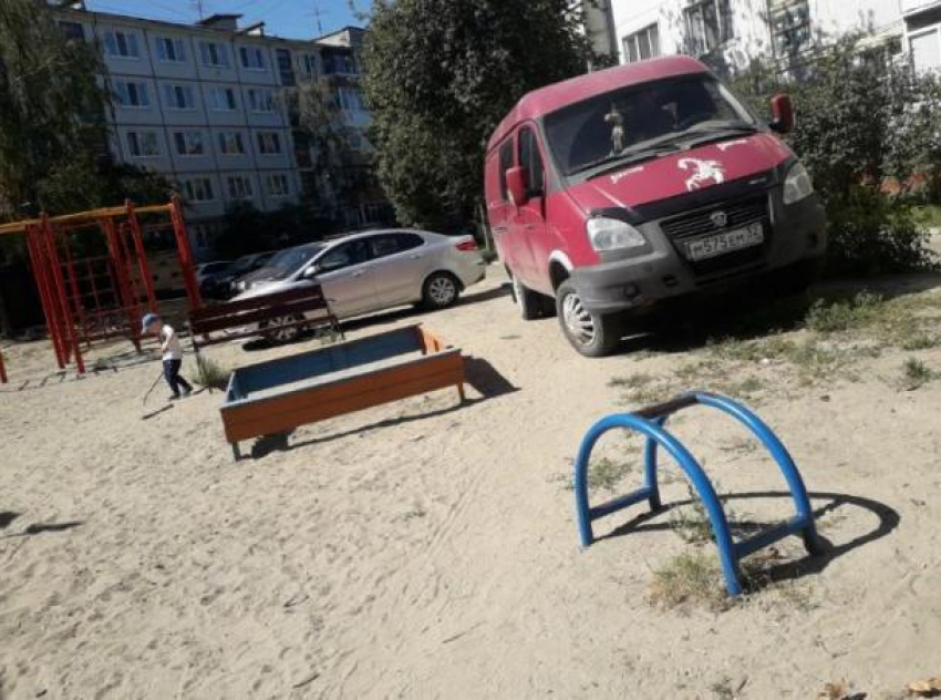 В волжских дворах открыта фотоохота на грузовой транспорт