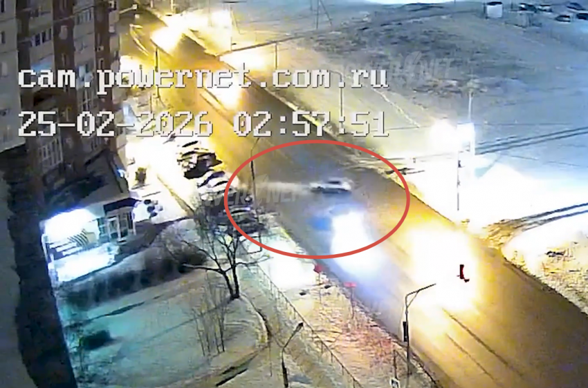 Машина сделала сальто и протаранила столбы: в Волжском на видео попало жуткое ДТП