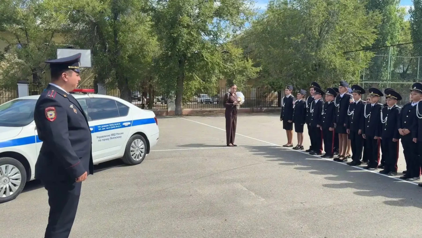 В школе №10 Волжского кадеты встретили День знаний вместе с полицейскими