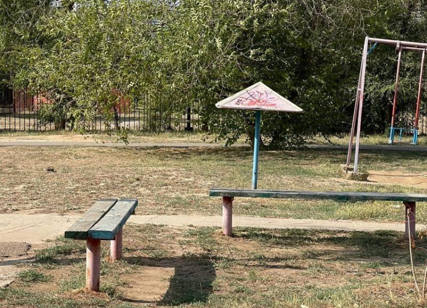 Грязные подъезды, неухоженная территория и отсутствие детской площадки во дворе Волжского попали на фото