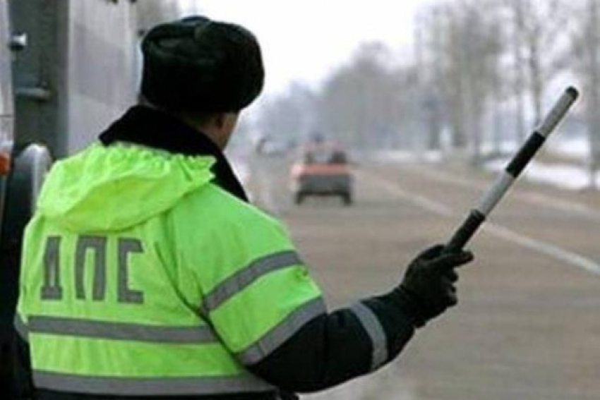 Под Волгоградом 24-летний водитель протащил инспектора ДПС на капоте