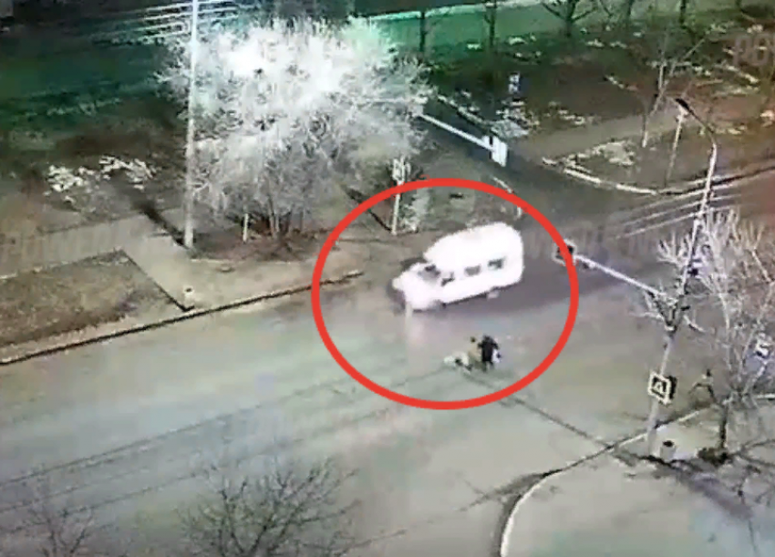 Маршрутка сбила пешехода на переходе в Волжском: видео