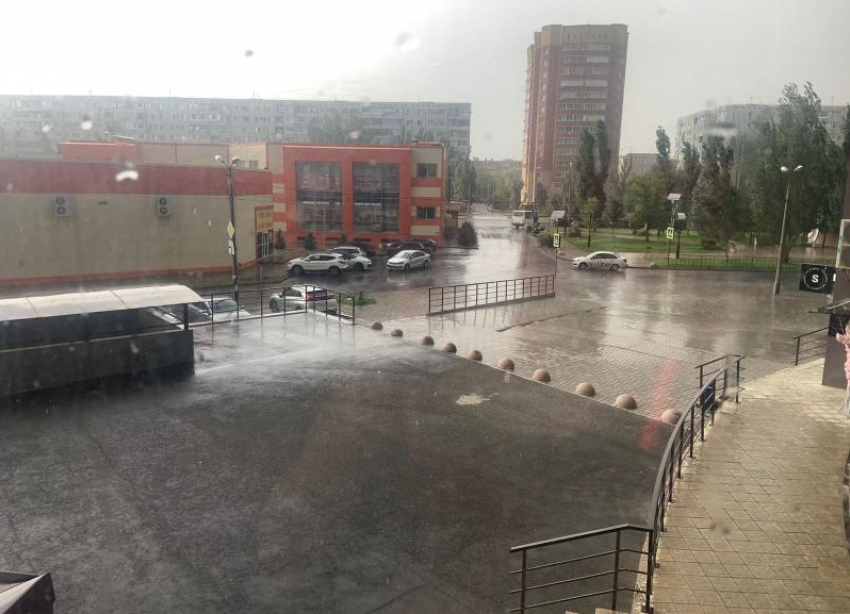 Проливной дождь накрыл Волжский: видео