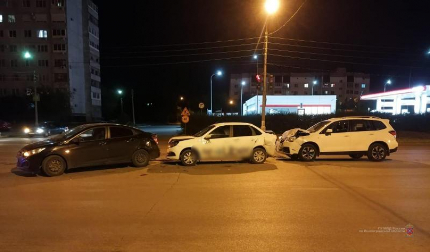 Женщина пострадала в ДТП на перекрестке в Волжском