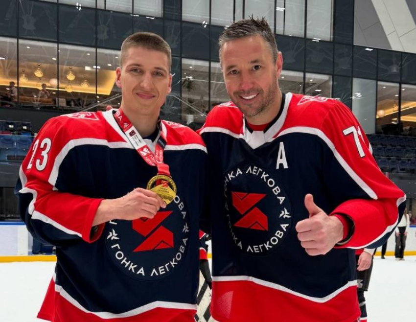 Волжанин и тренер гимнасток Иван Гапоненко вышел на лед в одной команде с олимпийскими чемпионами