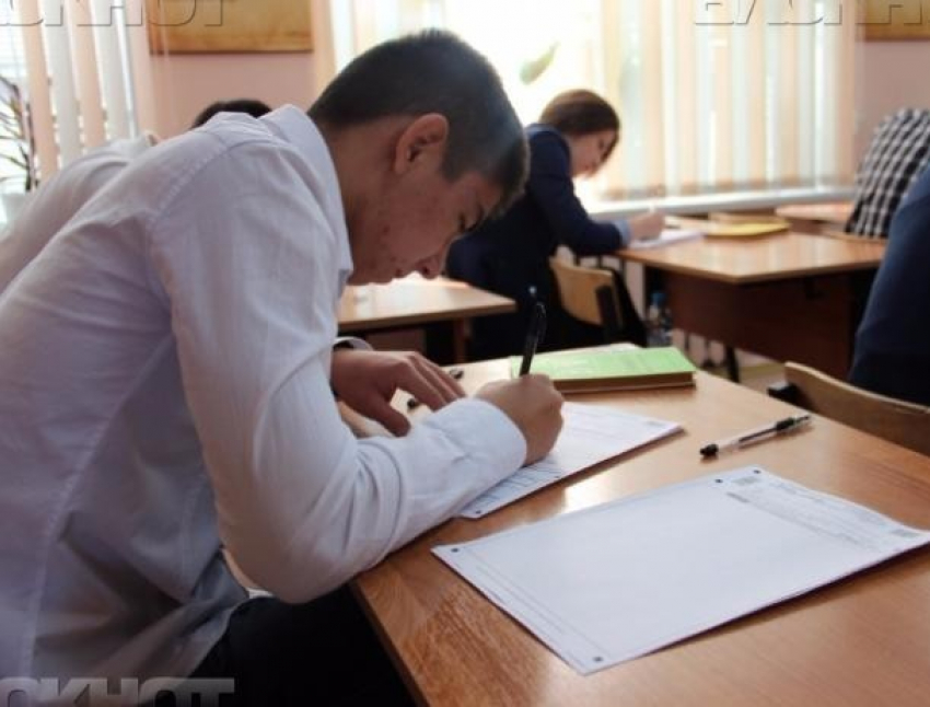 В школах Волжского запланировали экзамены в выходной день 2 февраля
