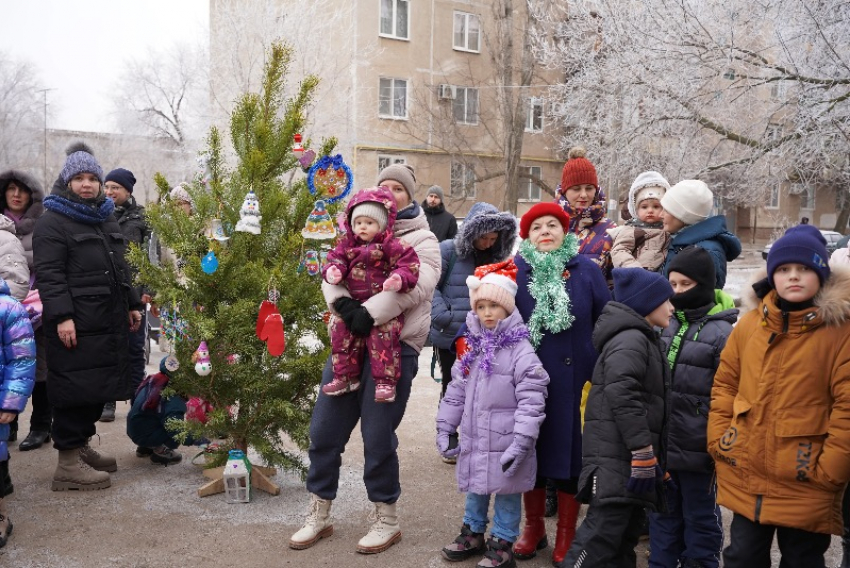 Дворовые елки Волжского: Традиция, объединяющая горожан в преддверии Нового года