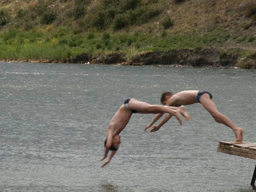 11-летний мальчик повредил позвоночник, нырнув в пруд под Волгоградом