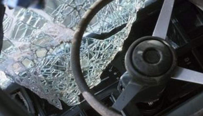 Ночью в Волжском водитель на «Ниссане» врезался в дерево