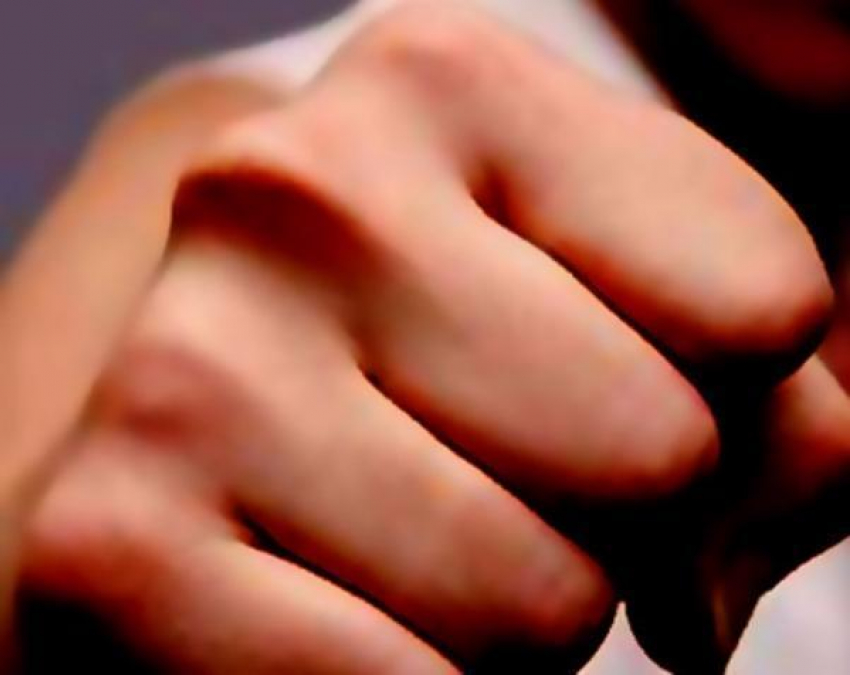 Волжанина избили и ограбили средь бела дня у подъезда собственного дома