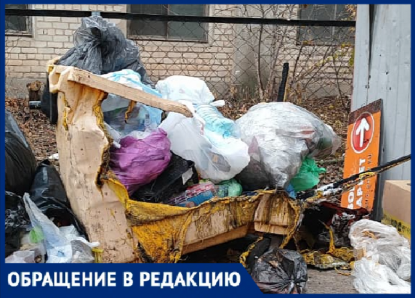 После пожара во дворе жители улицы Ленина в Волжском остались без мусорных контейнеров