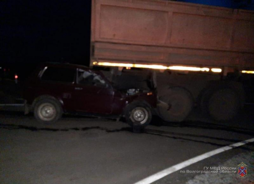 Водитель легковушки погиб в ДТП с КамАЗом в Волгоградской области
