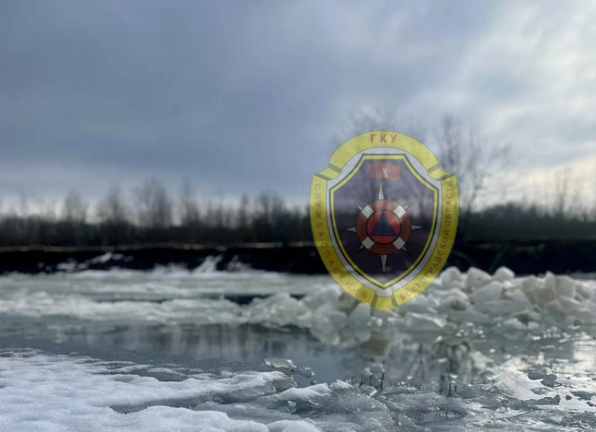 В Волжском ведется поиск мужчины, провалившегося под лед Ахтубы