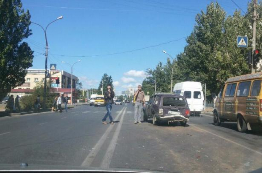 Авария в 21 микрорайоне в Волжском собрала многокилометровую пробку