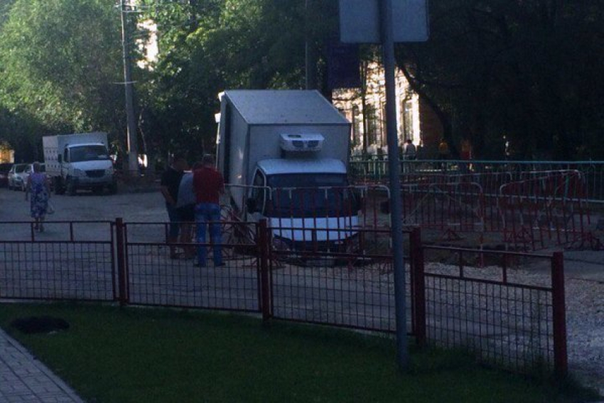 В Волгограде грузовая ГАЗель провалилась сквозь землю у «Торгушки"