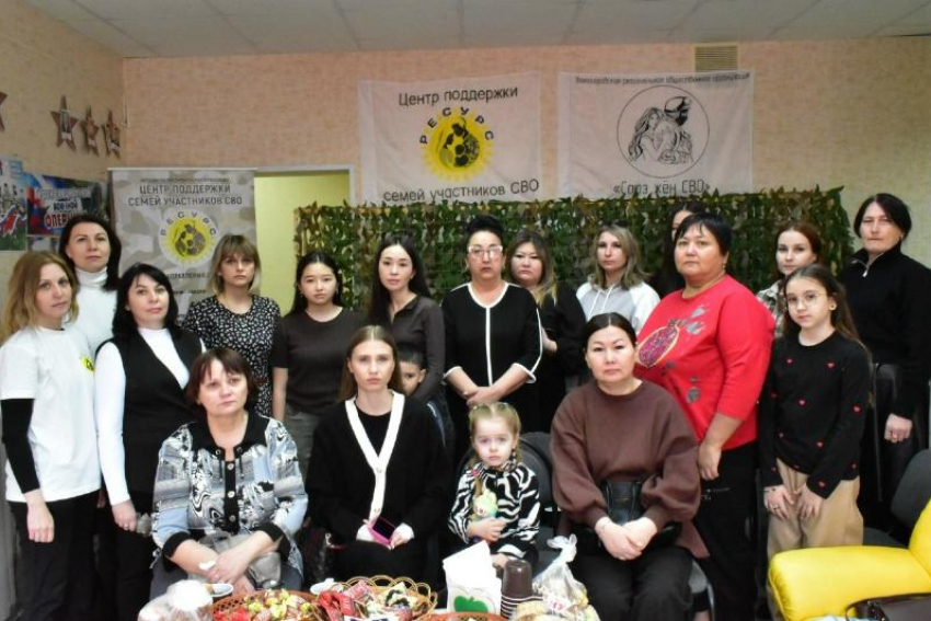 «За каждым снимком — судьба»: в Волжском открыли стенд памяти 20 героев СВО