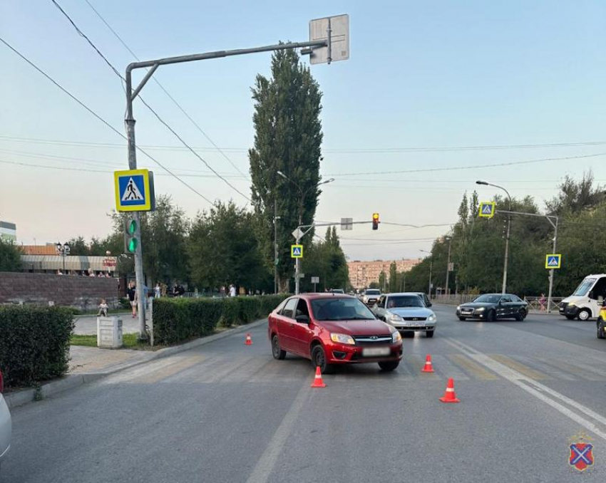 Женщина на красной Ладе сбила велосипедиста на пешеходном переходе в Волжском: видео