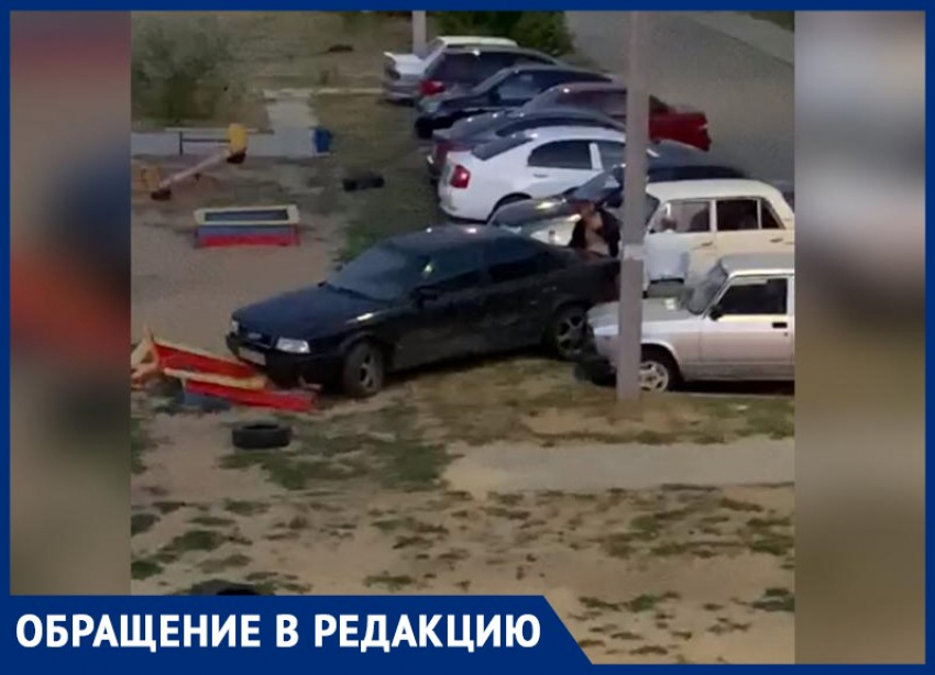 Автомобиль заехал на детскую площадку под Волжским: видео