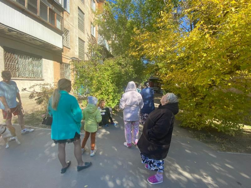 В Волжском эвакуировали жителей: весь подъезд вывели на улицу