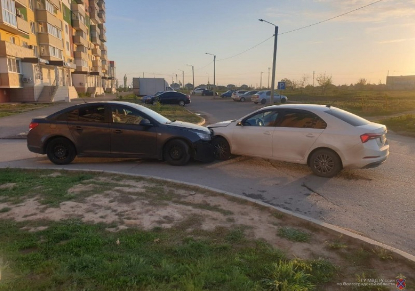 В Волжском произошла авария: пассажирка доставлена в больницу