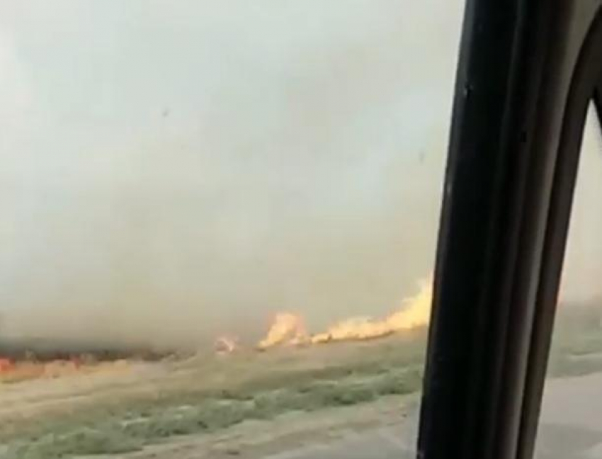 Волжане проехали «в метре» от стихийного пожара