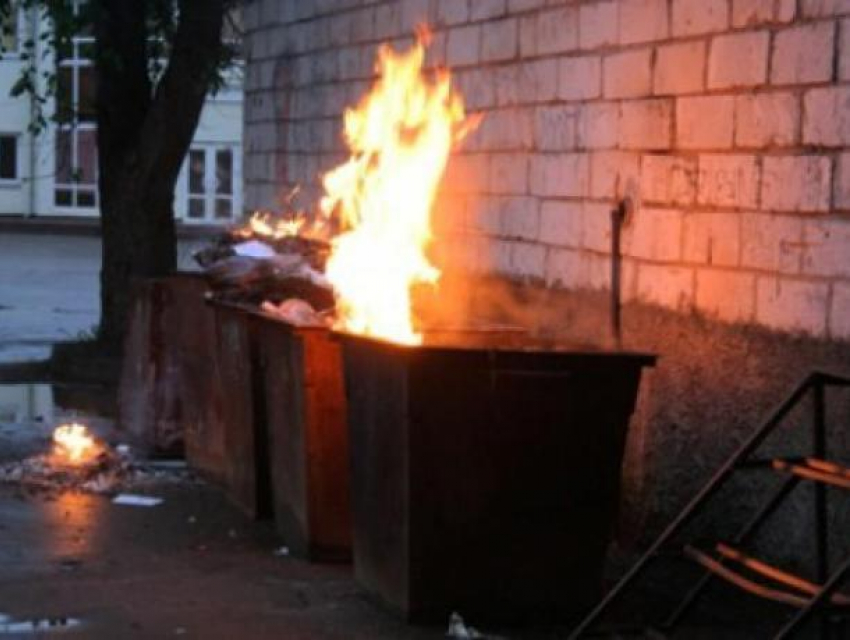 Пожарные тушили мусорный контейнер в Волжском