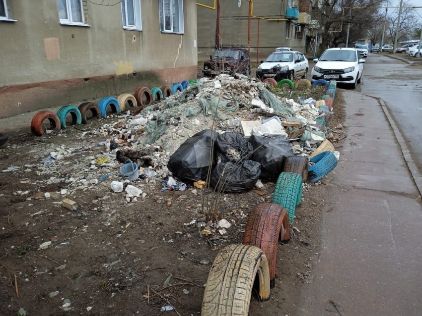 Обломки после взрыва в Волжском бросили в полисаднике у дома