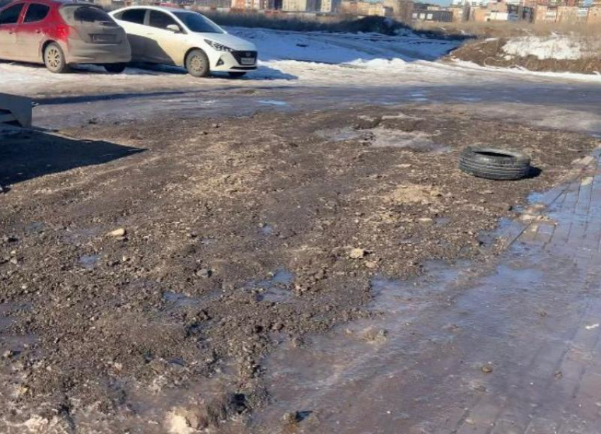 Коммунальщики попытались убрать яму во дворе после публикации в «Блокнот Волжский»: не удалось