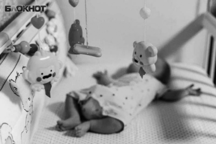 В Волжском младенец в грязи умирал от голода, пока мать пила