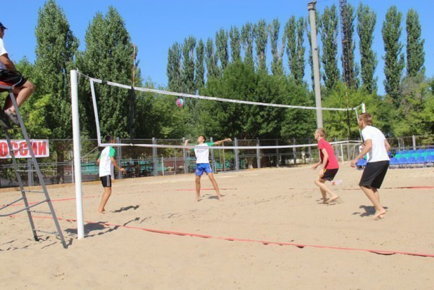 В Волжском проходит первенство города по пляжному волейболу