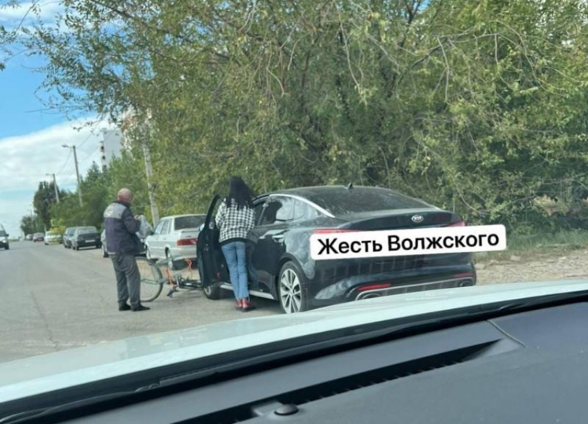 Автоледи на дорогом авто сбила велосипедиста в Волжском
