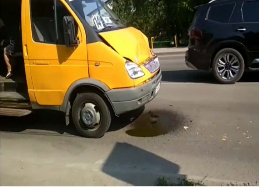 Подросток ударился головой: утренняя авария в Волжском попала на видео