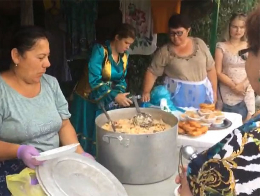 Татары накормили волжан национальными блюдами