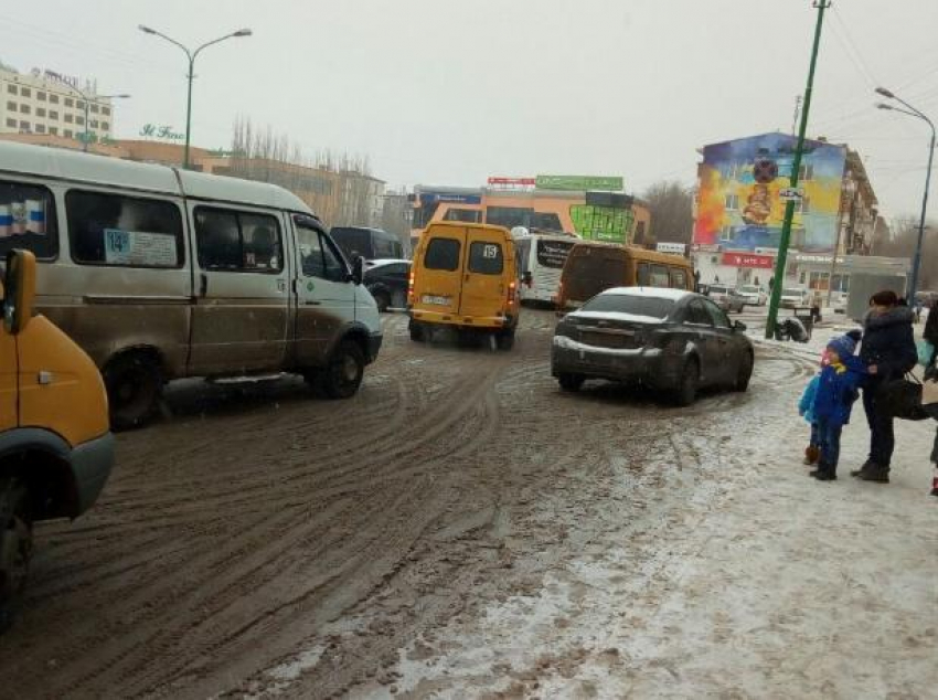 Очередной водитель иномарки наплевал на волжан, бросив авто на остановке