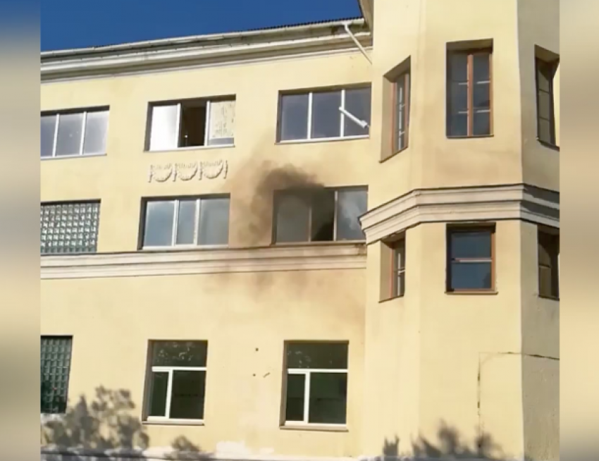 Появилось видео первых минут пожара на стадионе Волжского