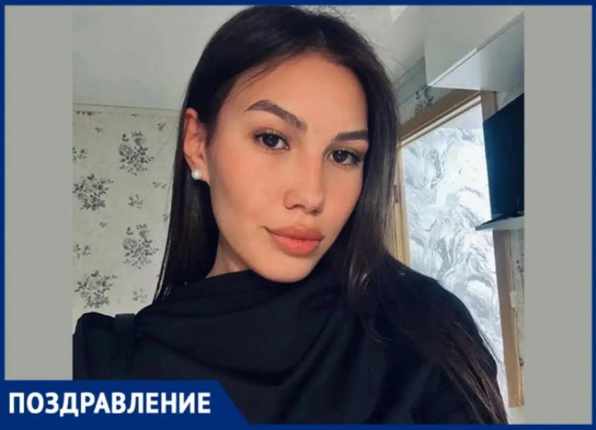 Прекрасную Аделину поздравляет с 18-летием семья