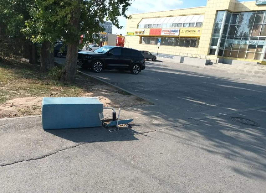 Вандалы выдернули фонтанчик рядом с «Волжским Пассажем»