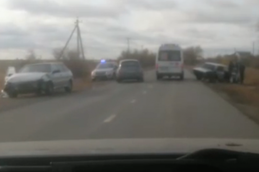 Водитель ВАЗа попал в больницу после ДТП в Волжском