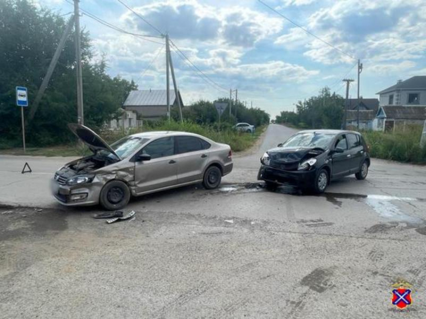 В Волжском оба водителя были доставлены в больницу в результате столкновения на перекрестке