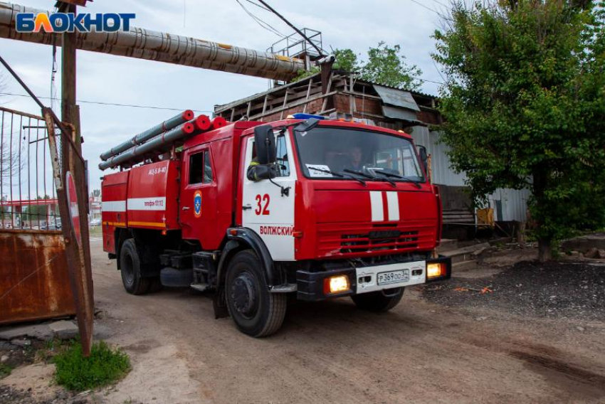 В поселке под Волжским вспыхнул комбайн