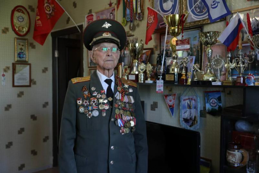 Ветеран Великой Отечественной войны Александр Медков отпраздновал 99-летие, сохраняя бодрость и силу молодого спортсмена