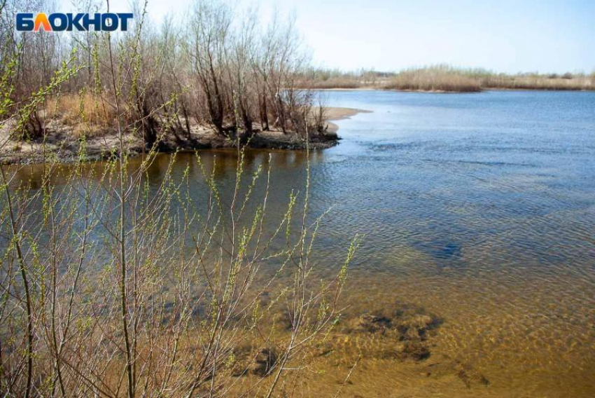 Труп рыбака нашли в лодке на пруду в Волгоградской области