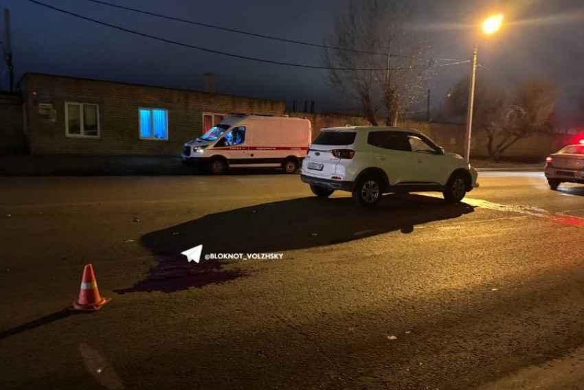 На пешеходном переходе в Волжском насмерть сбили мужчину: видео с места ДТП