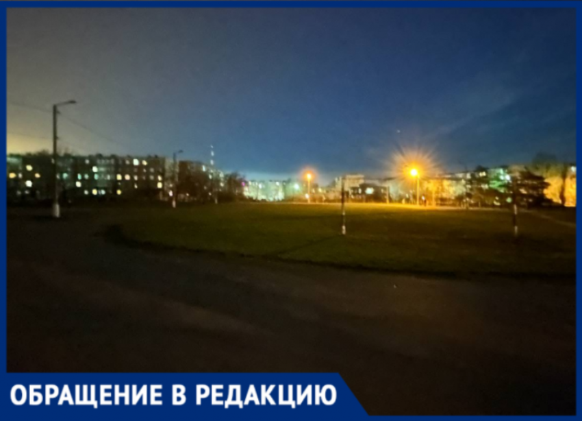 Квест «Не разбей колени»: стадион у 34-й школы в Волжском стал опасной темной зоной для прохожих