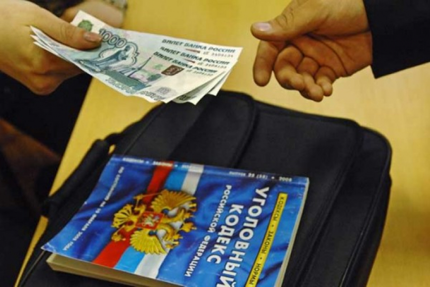 Волжский пристав в шестой раз присвоил деньги должников